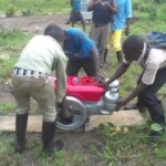 Moteur de la moto pompe au plateau de Bateke