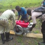 Moteur de la moto pompe au plateau de Bateke