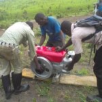 Moteur de la moto pompe au plateau de Bateke