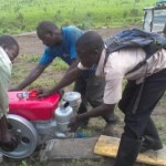 Moteur de la moto pompe au plateau de Bateke