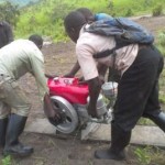 Moteur de la moto pompe au plateau de Bateke