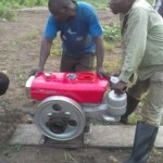 Moteur de la moto pompe au plateau de Bateke