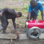 Moteur de la moto pompe au plateau de Bateke