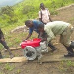 Moteur de la moto pompe au plateau de Bateke