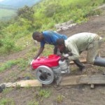 Moteur de la moto pompe au plateau de Bateke