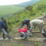 Moteur de la moto pompe au plateau de Bateke