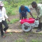 Moteur de la moto pompe au plateau de Bateke