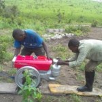 Moteur de la moto pompe au plateau de Bateke