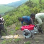 Moteur de la moto pompe au plateau de Bateke