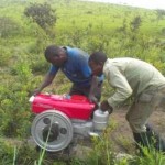Moteur de la moto pompe au plateau de Bateke
