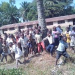 Élèves de l'école primaire kimbulu où on construit la nouvelle école