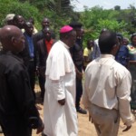Bénédiction du pont de La lutshima par Mgr. Bodika