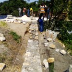 Construction du mur au pont de la Lutshima pour protéger le pont contre les inondations