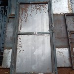 Fabrication des portes métalliques et placement de ces portes