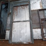 Fabrication des portes métalliques et placement de ces portes