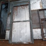 Fabrication des portes métalliques et placement de ces portes